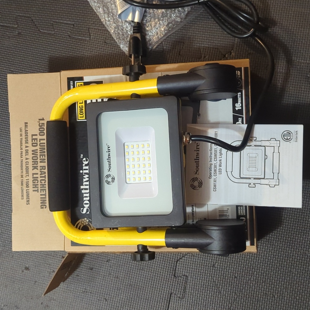 NEW. 1,500 Lumen Ratcheting LED Light - Picture 3 of 6